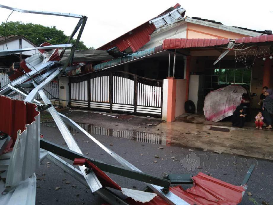 ANTARA rumah rosak ditimpa beberapa keping zink dalam kejadian ribut di Taman Sang Kancil, Lunas. FOTO ihsan Bomba