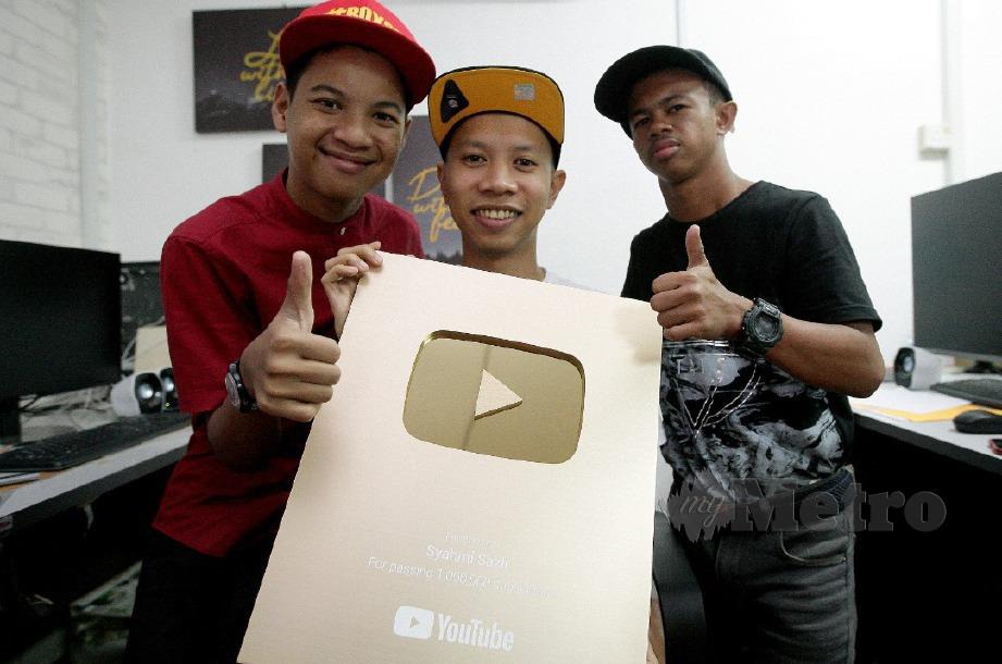 MUHAMMAD Syahmi menerima Gold Play Button apabila saluran YouTube miliknya memperoleh lebih sejuta pengikut.