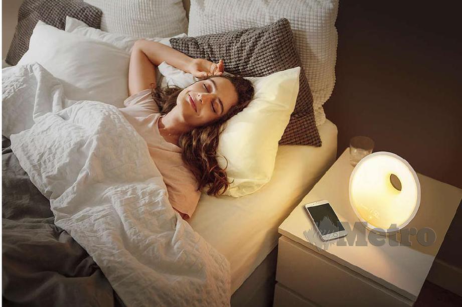 TIDUR dengan lampu terbuka menyebabkan gangguan tidur.