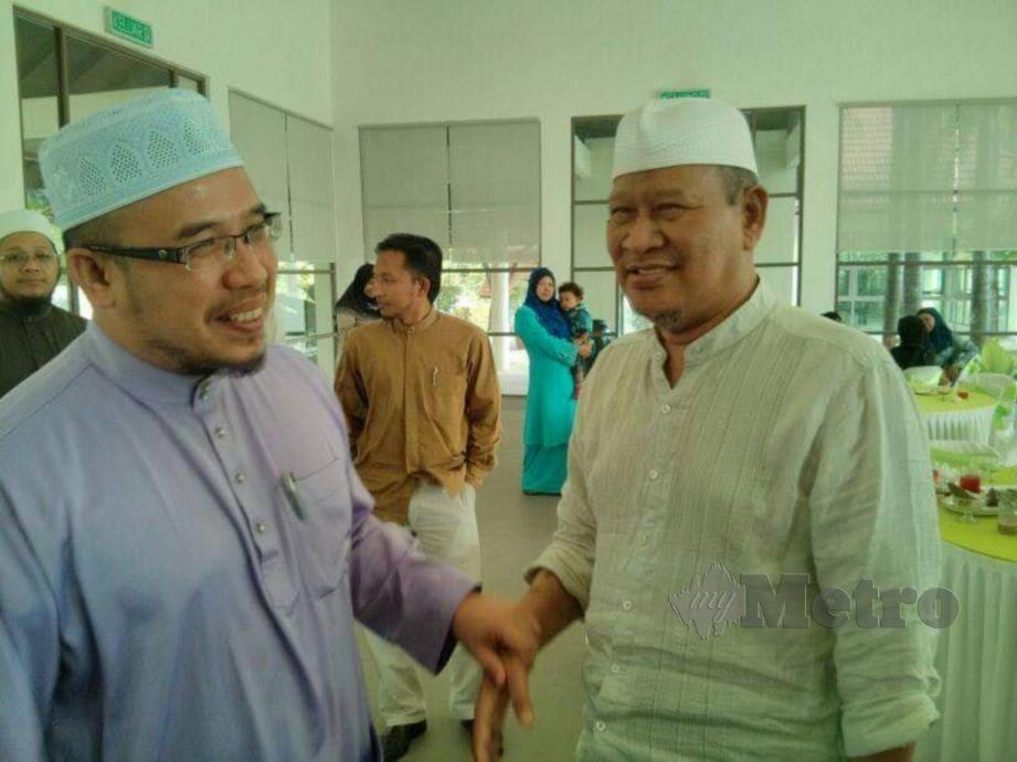 GAMBAR kenangan  Mohd Asri bersama Allahyarham Ismail. FOTO Facebook Datuk Dr Mohd Asri Zainul Abidin