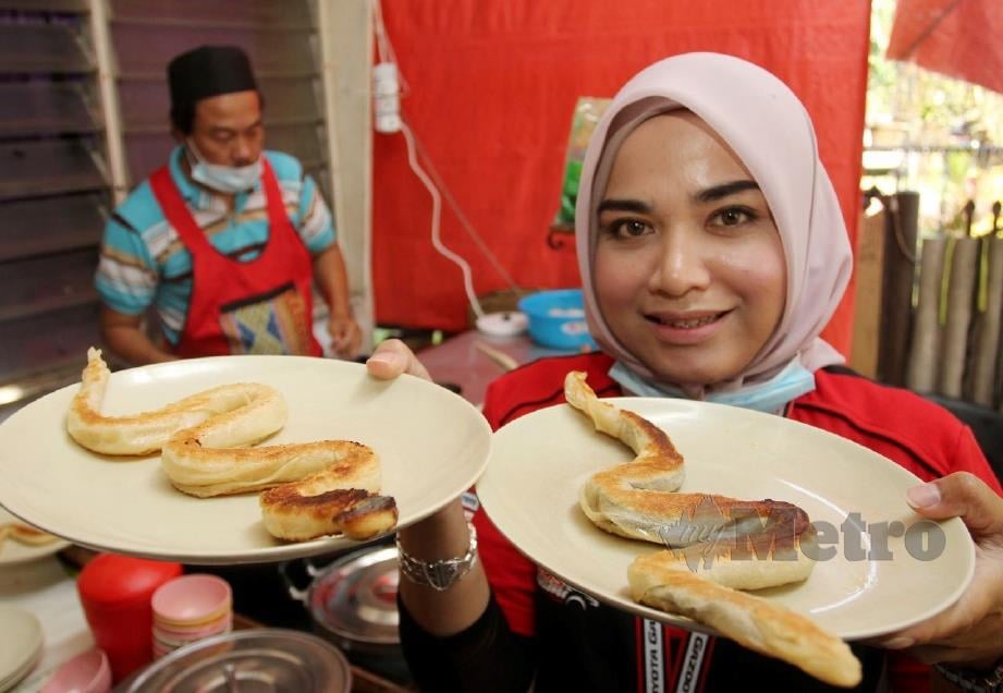 NORAZIZON Salleh, 39, teruja menunjukkan 'roti canai ular' yang disediakan oleh Che Harun. FOTO Nik Abdullah Nik Omar