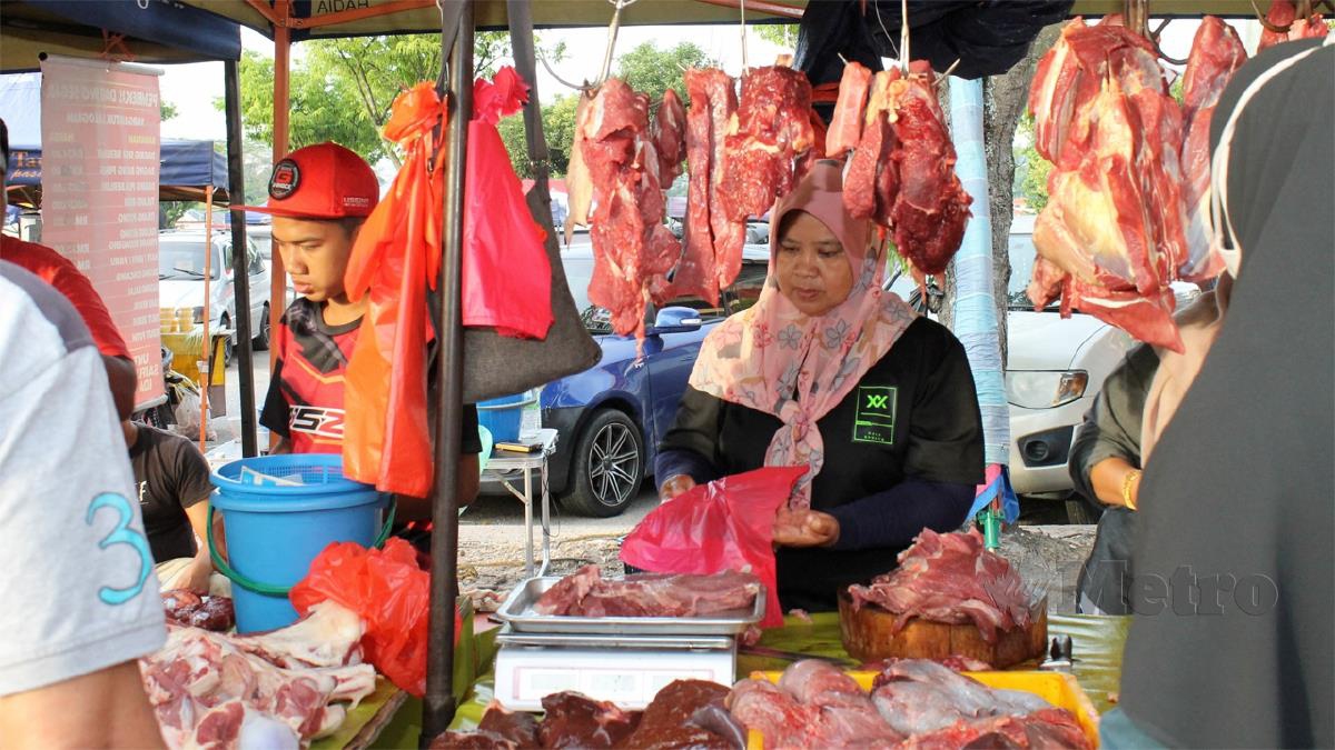 NORHAFIDAH menjual daging pada hari mantai Aidiladha di tempat letak kereta di Stadium Tuanku Abdul Rahman, Paroi. FOTO Mohd Amin Jalil