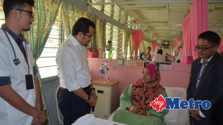ASYRAF melawat Nor Atirah di Hospital Besut. FOTO Mohammad Ishak