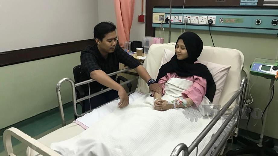 MOHD Idzzuan dan  Amirah Izzati selepas pembedahan berjaya. FOTO ihsan PPUM)