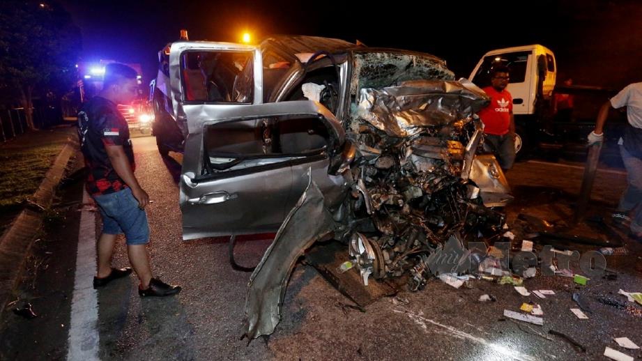 KEADAAN kenderaan dinaiki lima sekeluarga yang maut dalam kemalangan di Lebuh AMJ. FOTO Khairunisah Lokman