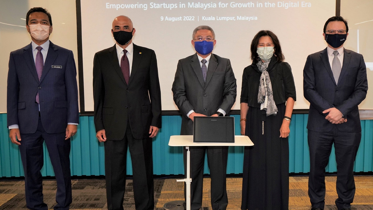 ADHAM (tengah) bersama Raman (dua kiri) pada Majlis Pertukaran Perjanjian Persefahaman di antara Cradle dan Microsoft Malaysia.