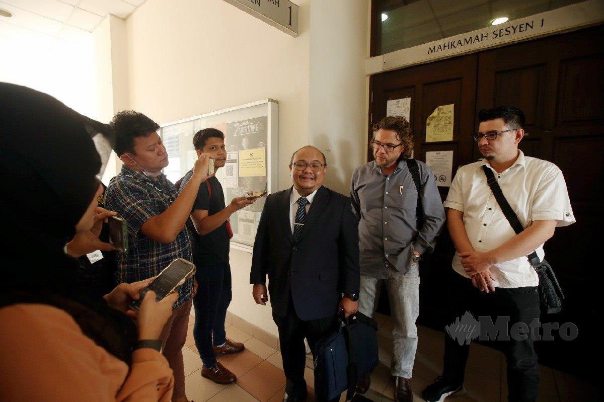 ARIFF Azami (tengah) selepas prosiding membabitkan Yasin di Mahkamah Sesyen Petaling Jaya. FOTO Hairul Anuar Rahim