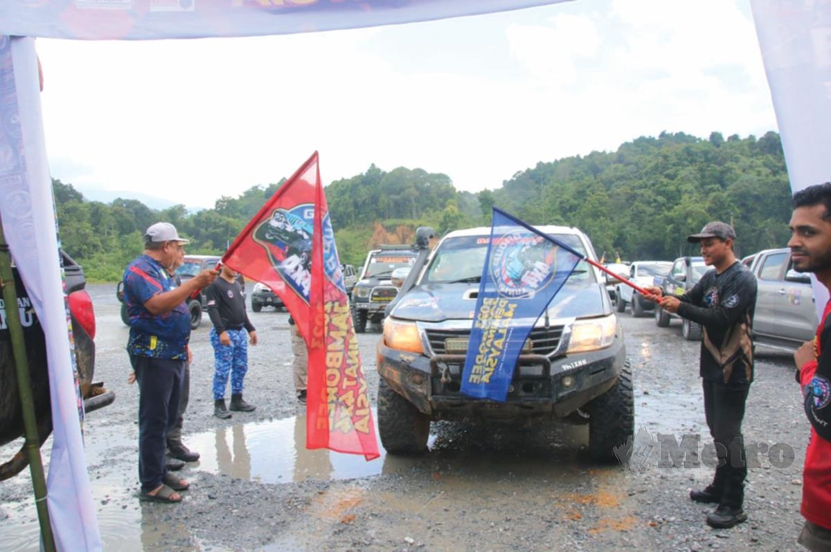 ANTARA kenderaan 4x4 yang mengambil bahagian dalam Jamboree Peminat 4x4 Malaysia di Sungai Lebir di Gua Musang.