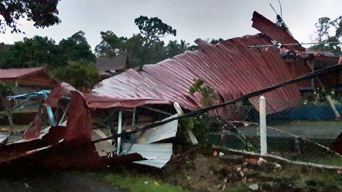 KEADAAN bumbung rumah yang rosak dalam kejadian ribut di Kampung Tanjung Berangan Sepri. FOTO ihsan pembaca