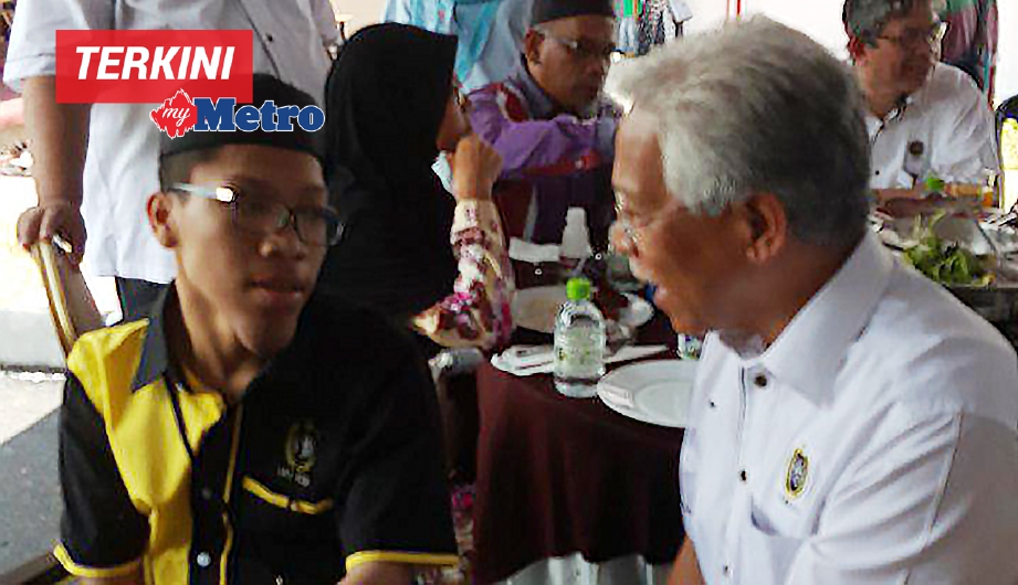 AHMAD Faiz berbual bersama Datuk Seti Isris Jusoh. FOTO Mohammad Ishak