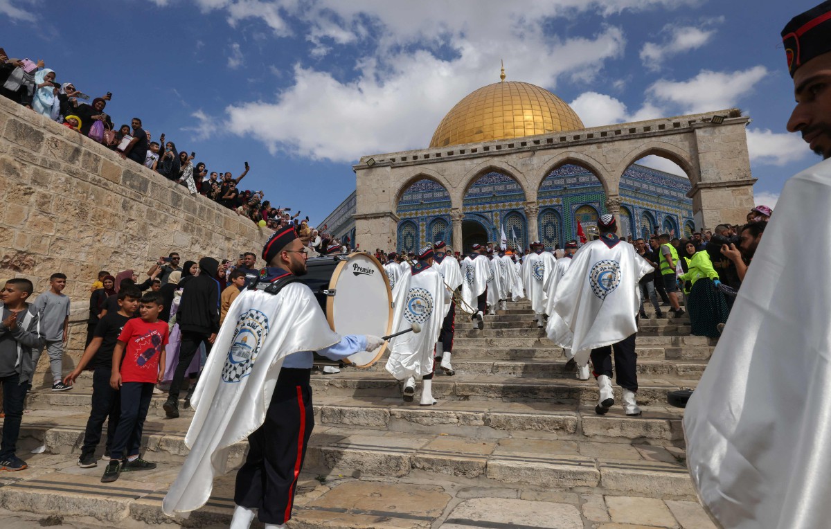 PENGAKAP Palestin berarak sempena sambutan Maulidur Rasul di Masjid Al-Aqsa. FOTO AFP.