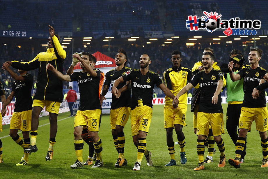 PEMAIN Dortmund meraikan kemenangan ke atas Hamburg. -Foto AFP