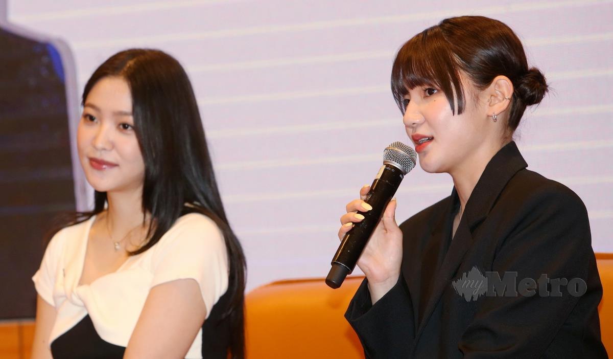 Pelakon Korea, Kim Ye-Rim dan Lee Eun-Saem ketika sidang media drama bersiri Cheongdam International High School di Sunway Resort and Hotel. FOTO EIZAIRI SHAMSUDIN