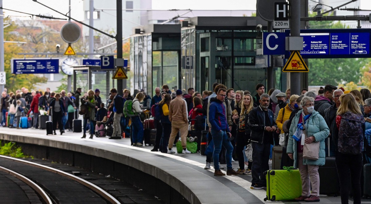 PENUMPANG menunggu di platform di stesen utama kereta api Berlin, susulan gangguan perkhidmatan semalam. FOTO AFP.