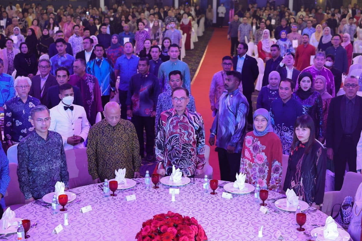 ANWAR (tengah) hadir pada Malam Wartawan Malaysia (MWM) 2023, yang disertai Menteri Komunikasi dan Digital Fahmi Fadzil (kiri), Timbalannya, Teo Nie Ching (kanan) dan Pengerusi MWM 2023 Datuk Dr Chamil Wariya (dua, kiri). FOTO Bernama