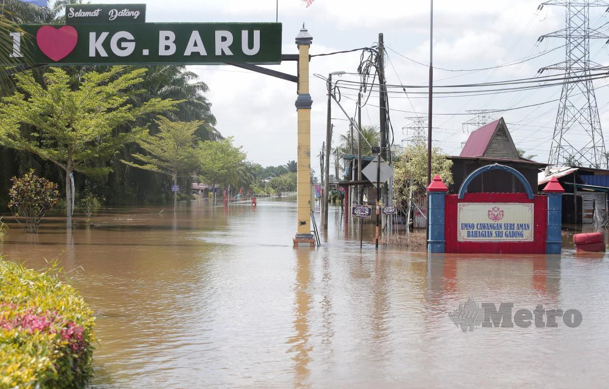 KEADAAN banjir di Kampung Baru, Sri Gading. FOTO Nur Aisyah Mazalan.