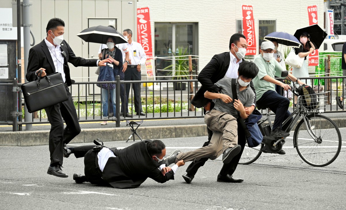TETSUYA Yamagami ketika ditahan selepas menembak Shinzo Abe, semalam. FOTO EPA.