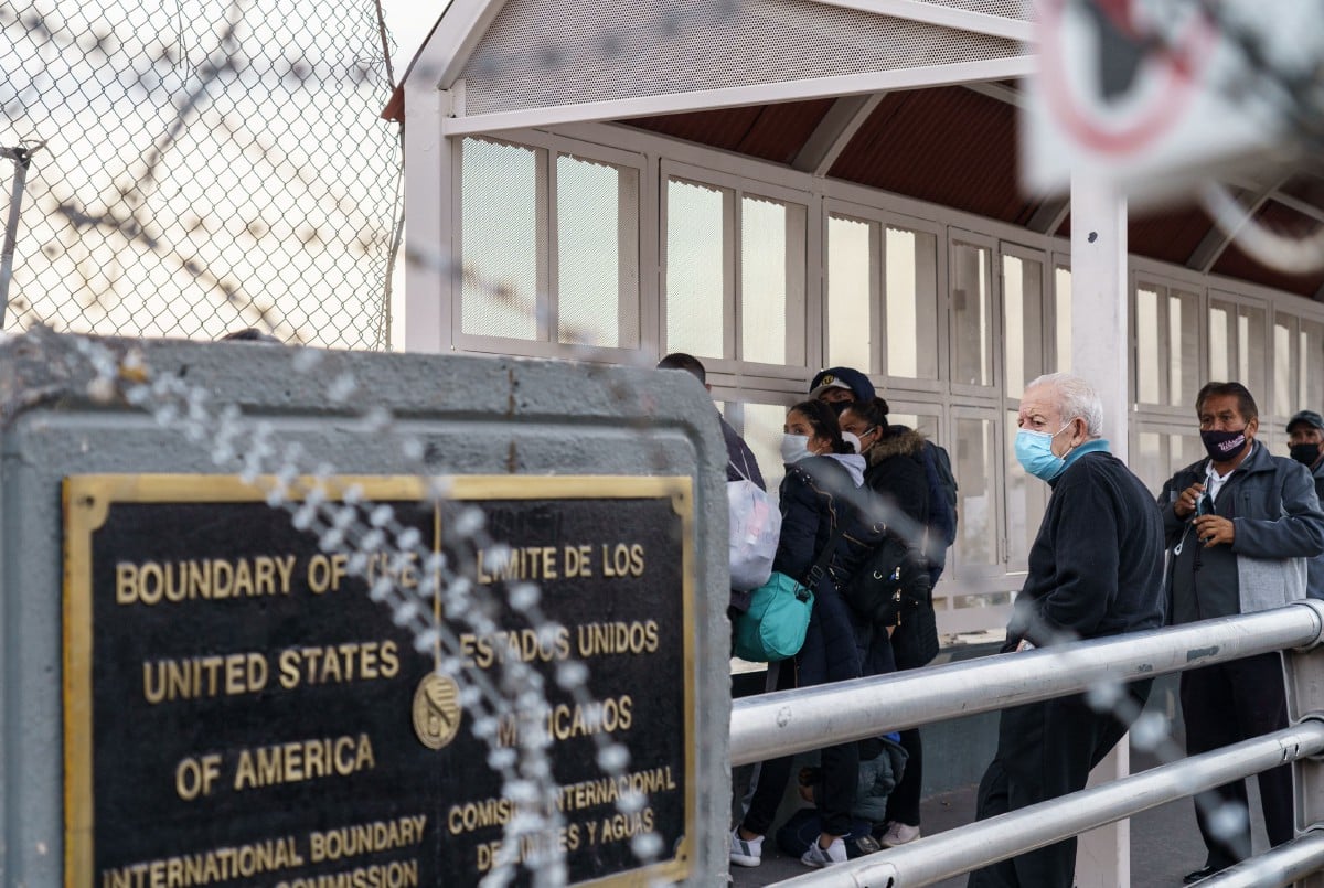 ORANG ramai menunggu di pintu sempadan di El Paso, Texas untuk memasuki Amerika Syarikat susulan pembukaan semula sempadan. FOTO AFP.