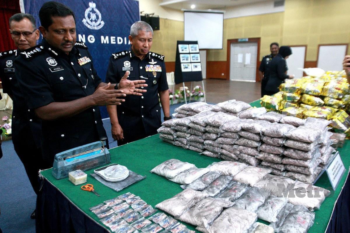 HUSSEIN (kiri) menunjukkan dadah dan barang kes lain yang dirampas pada serbuan 2 dan 3 November di Bandar Puncak Alam dan Kapar, Selangor. FOTO Faiz Anuar. 