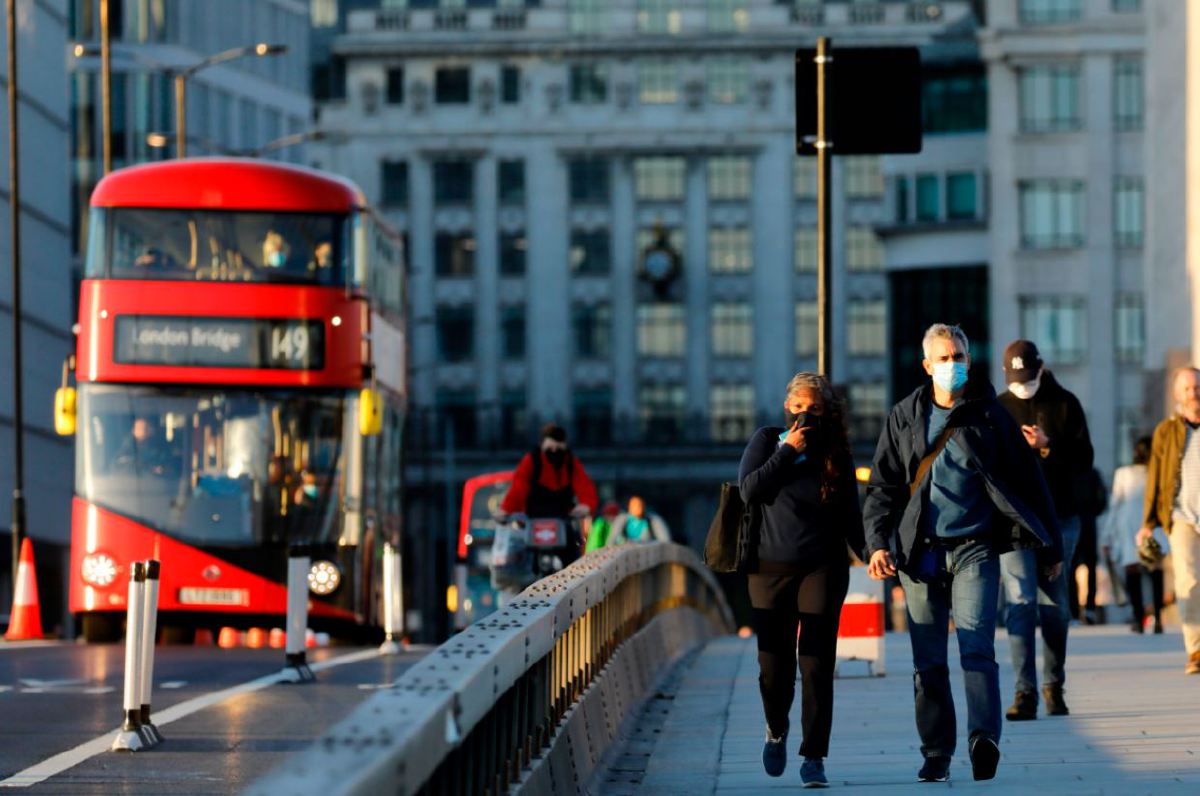 PENDUDUK melalui London Bridge. FOTO AFP