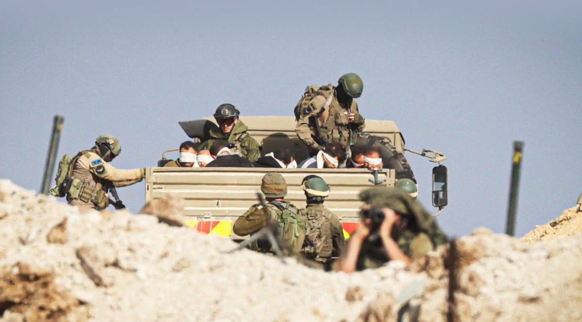 TENTERA Israel  menahan lelaki Palestin ketika operasi ketenteraan di daerah Zeitoun di selatan Semenanjung Gaza pada November 19 2023.]FOTO AFP.