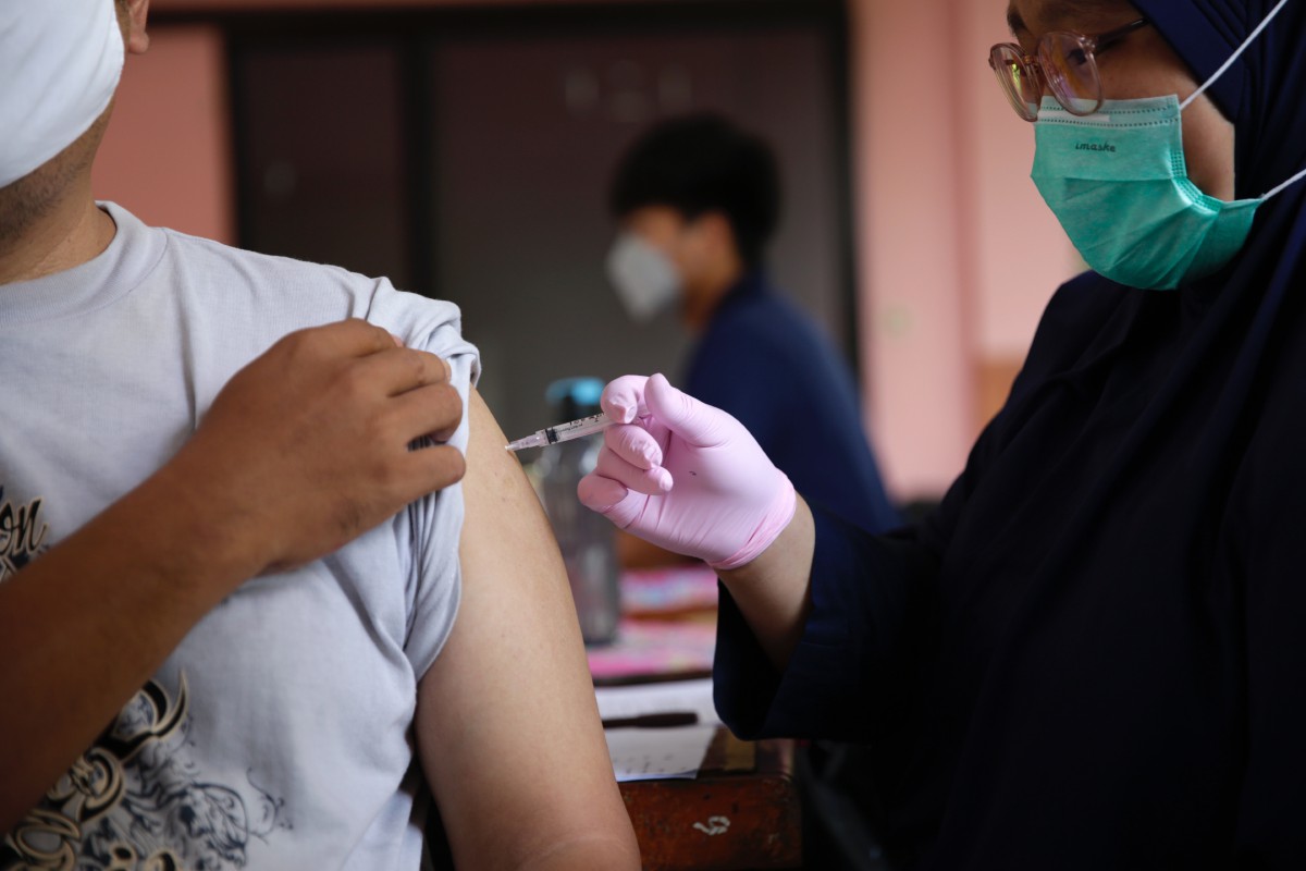 SEORANG lelaki menerima suntikan vaksin Covids-19 AstraZeneca di Jakarta. FOTO 