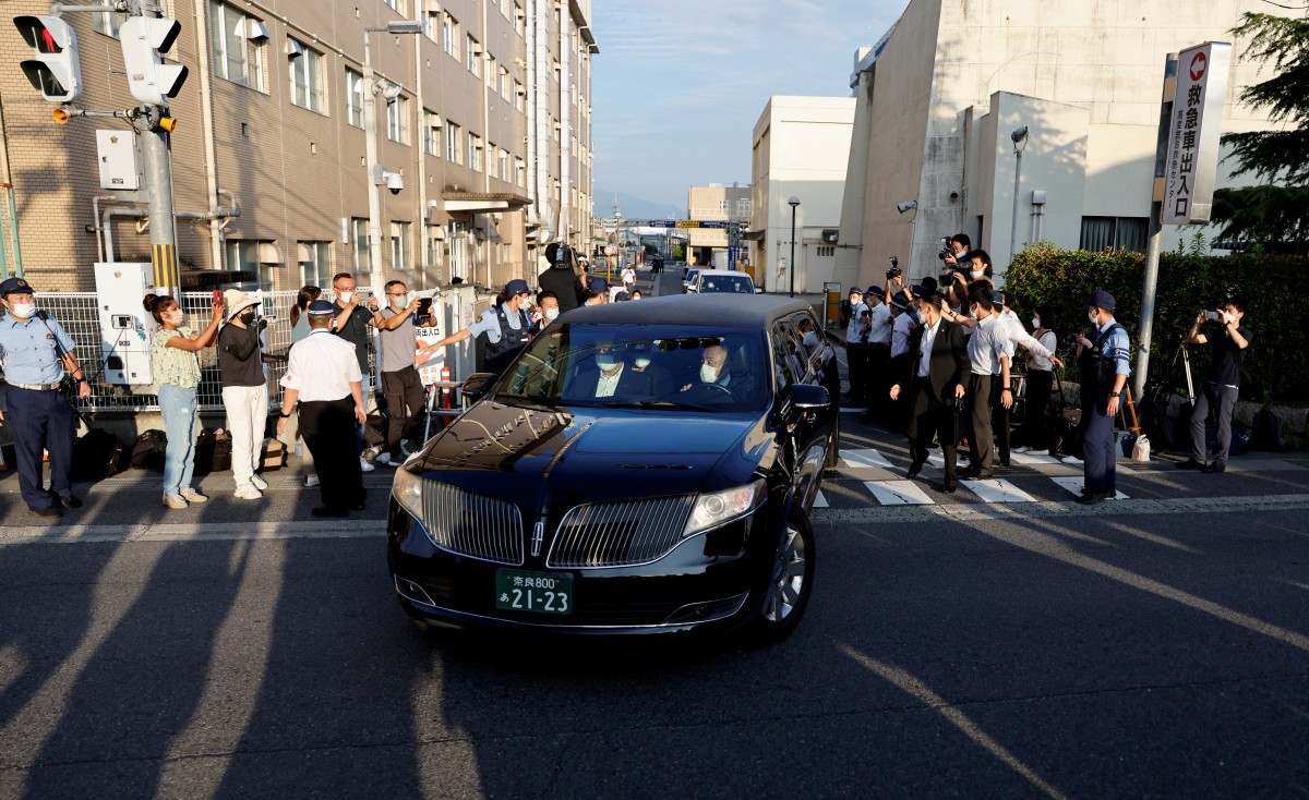 KENDERAAN dipercayai membawa mayat Shinzo Abe meninggalkan Hospital Universiti Perubatan Nara. FOTO Reuters.