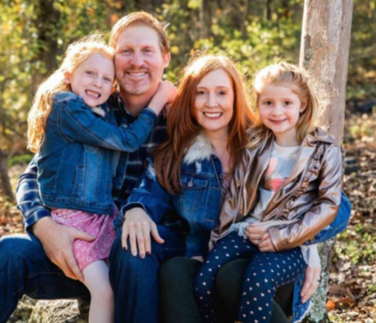GAMBAR kenangan Phil Paxson (dua dari kiri) bersama isteri dan anak perempuannya. FOTO Agensi.