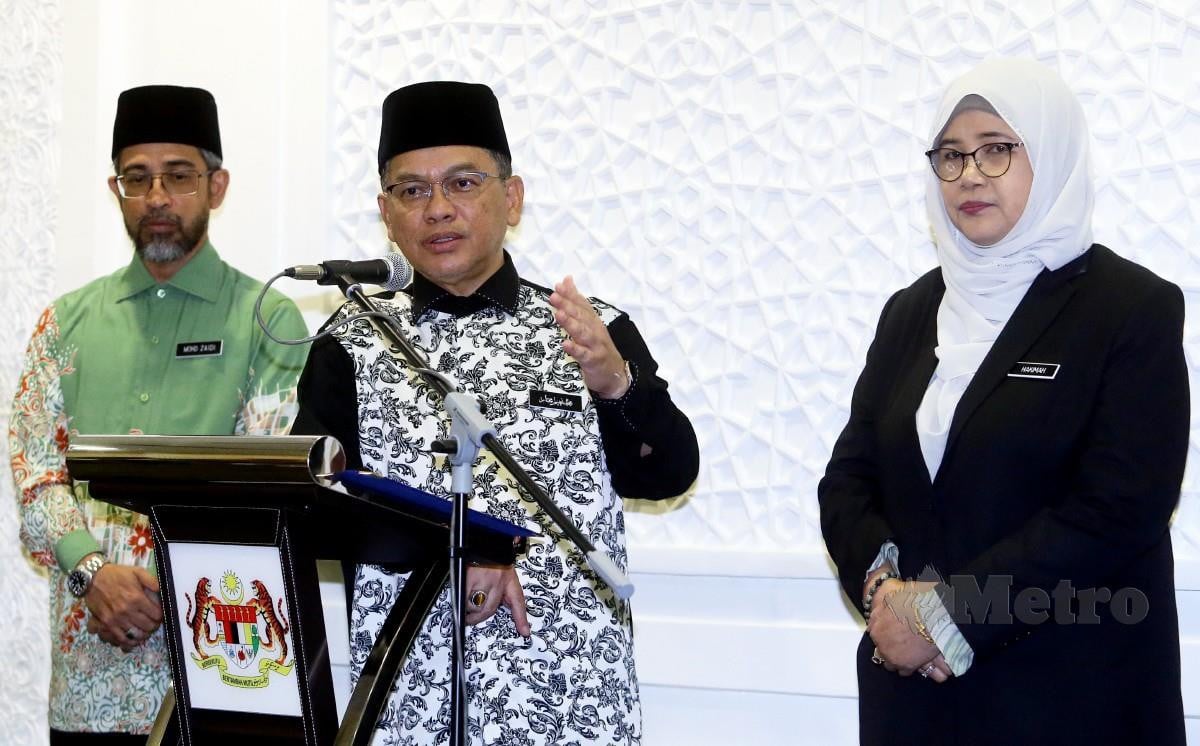 MOHD Na'im (tengah) pada sidang media pengumuman keputusan Ujian Penilaian Kelas Kafa (UPKK) di Putrajaya. FOTO Mohd Fadli Hamzah.