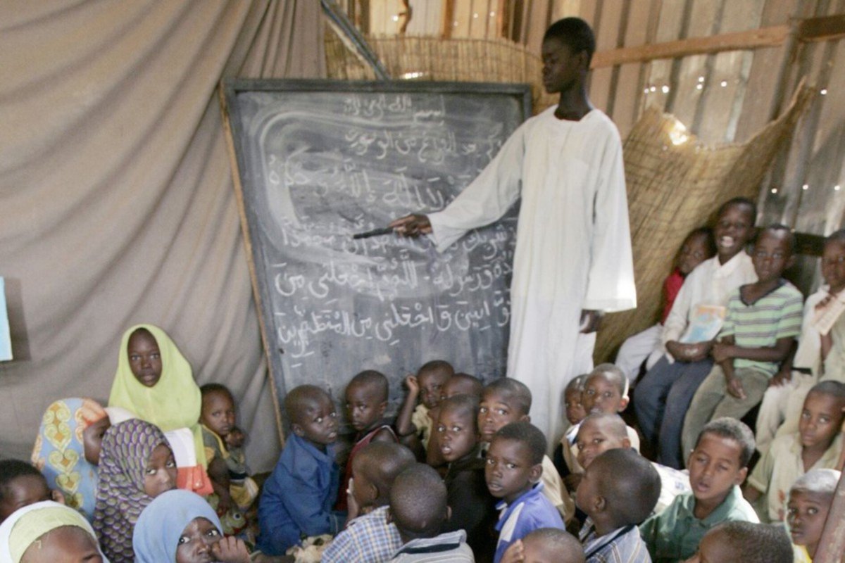 GURU di Niger mengajar di rumah yang dijadikan sekolah untuk pengajian al-Quran pada 2005. FOTO fail AFP.