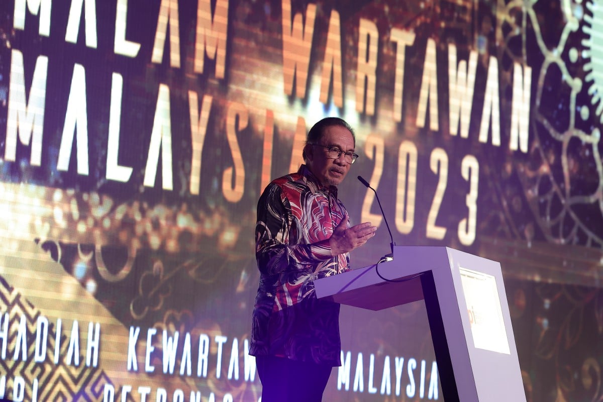 ANWAR berucap pada Majlis Malam Wartawan Malaysia (MWM) 2023 di Kuala Lumpur, hari ini. FOTO Bernama