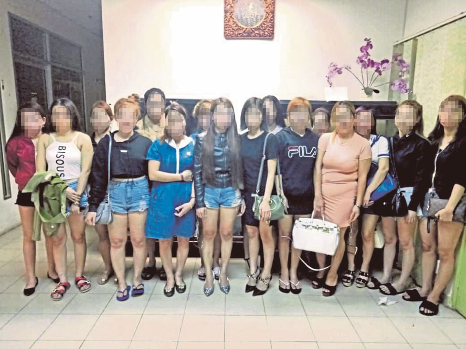 SERAMAI 16 wanita Vietnam yang dipercayai terbabit dalam aktiviti persundalan dengan bekerja sebagai GRO di pusat karaoke di Jalan Kuning, Bukit Pasir.
