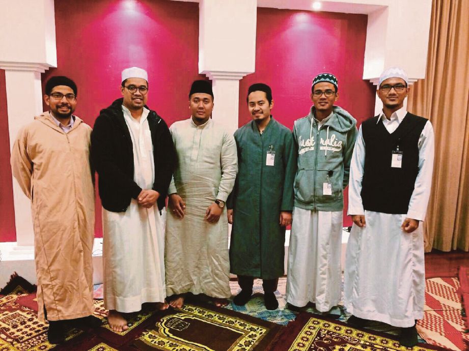 MOHAMAD Shahid (kanan) bersama penduduk tempatan warga Malaysia.