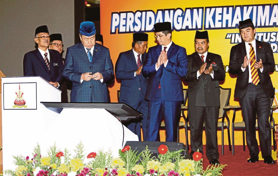 Sultan Sharafuddin  berkenan merasmikan Persidangan Kehakiman dan Perundangan Syariah Nusantara di Concorde Hotel Shah Alam, semalam. 