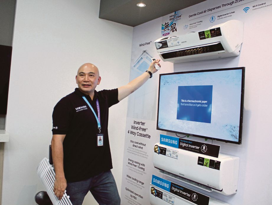 STEVEN  memberi penerangan pada Majlis Pelancaran  Pendingin Hawa New Wind-Free Produk Jenama Samsung di KL Eco City, Bangsar. 