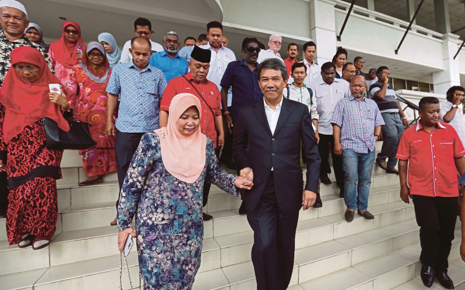  MOHAMAD  bersama isterinya, Datin Seri Raja Salbiah Tengku Nujumudin ketika hadir ke Mahkamah Tinggi Seremban.