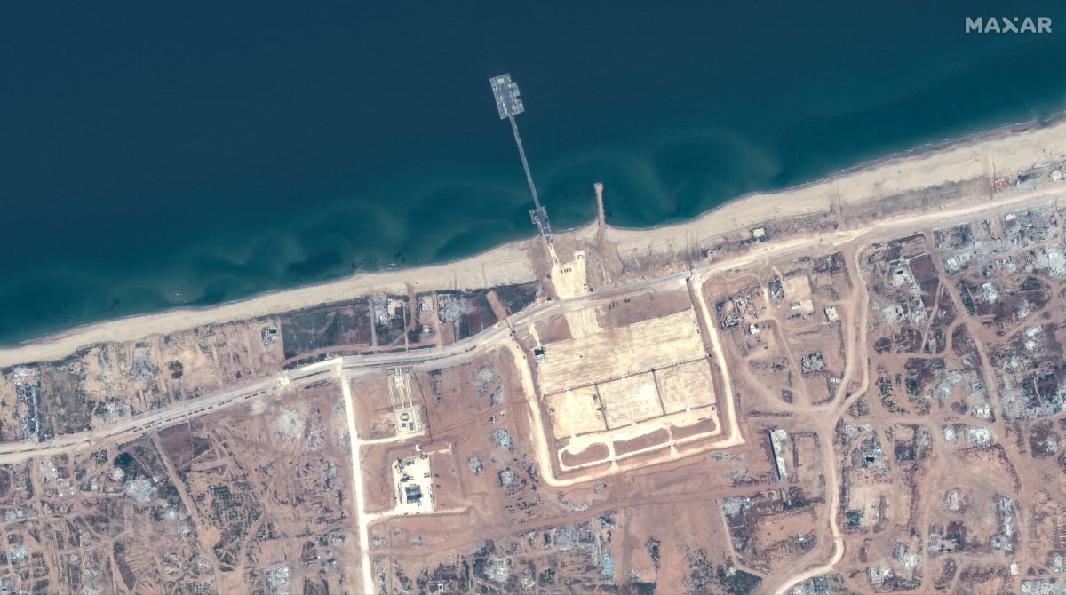 IMEJ satelit Maxar Technologies menunjukkan pembinaan jeti di pantai Gaza oleh tentera AS pada 18 Mei lalu. FOTO AFP.