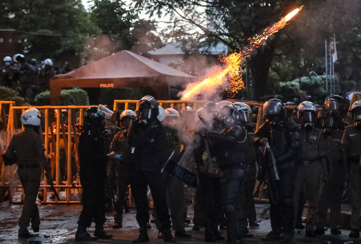 ANGGOTA keselamatan melepaskan gas pemedih mata bagi menyuraikan himpunan berdekatan Istana Presiden. FOTO  EPA.