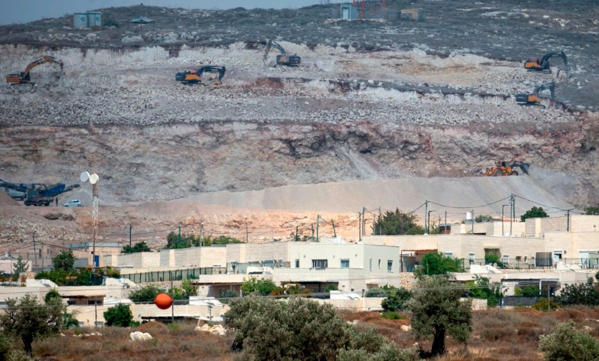 ISRAEL melakukan kerja memperluaskan penempatan Avni Hefetz di timur laut bandar Tulkarm, Tebing Barat yang dirakam pada 12 Ogos 2020.  FOTO AFP.