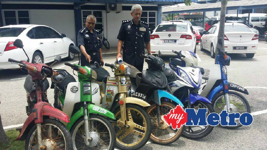 Abdul Aziz menunjukkan motosikal yang ditemui semula daripada kumpulan suspek.