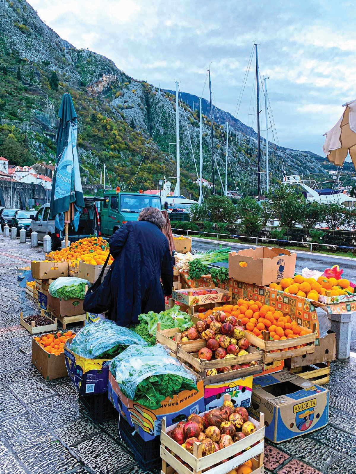 BUAH-buahan dan sayur segar di pasar pagi Kotor.