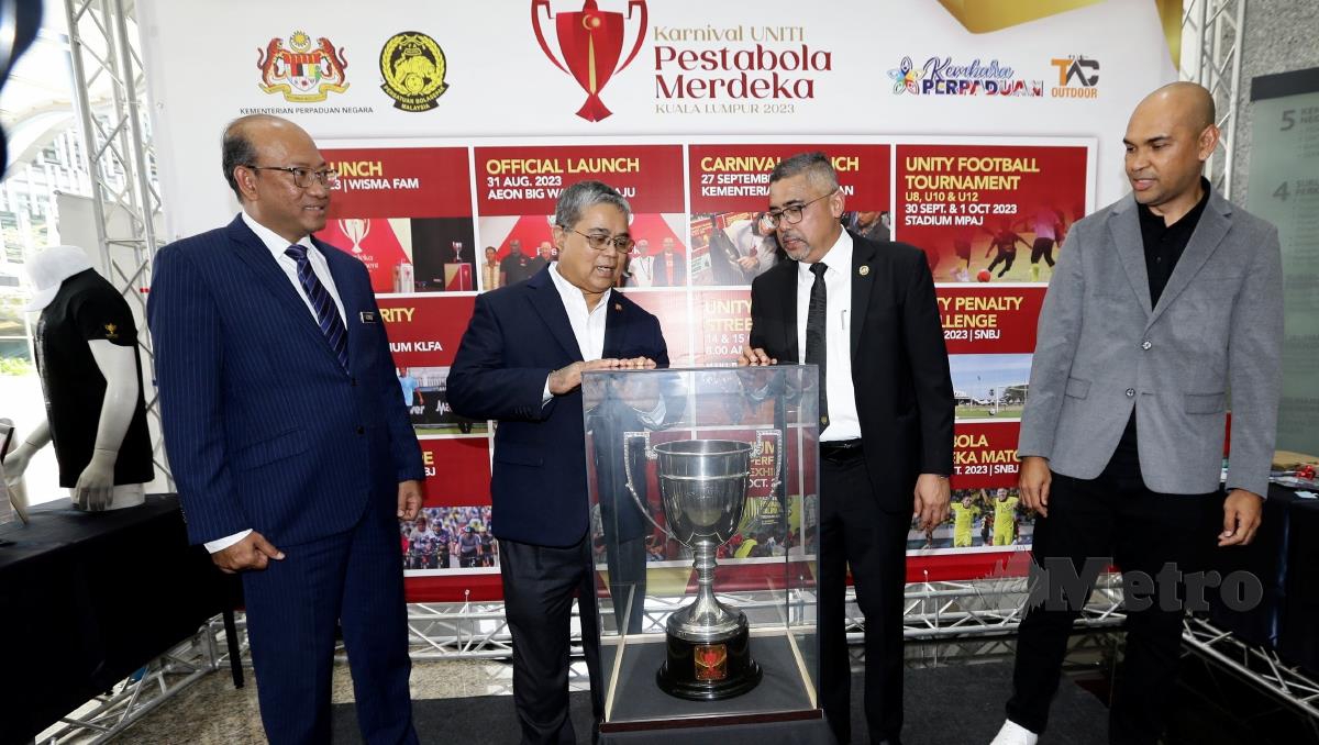 NOOR Azman (dua dari kanan) memberi penerangan kepada Aaron (dua kiri) mengenai Piala Pesta Bola Merdeka Kuala Lumpur 2023 di Putrajaya. FOTO MOHD FADLI HAMZAH