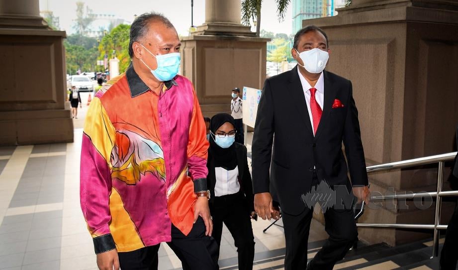 ABDUL Azeez (kanan) hadir pada perbicaraan hari pertama kes berhubung pertuduhan rasuah dan ubah wang haram di Mahkamah Sesyen Kuala Lumpur, hari ini. FOTO Bernama