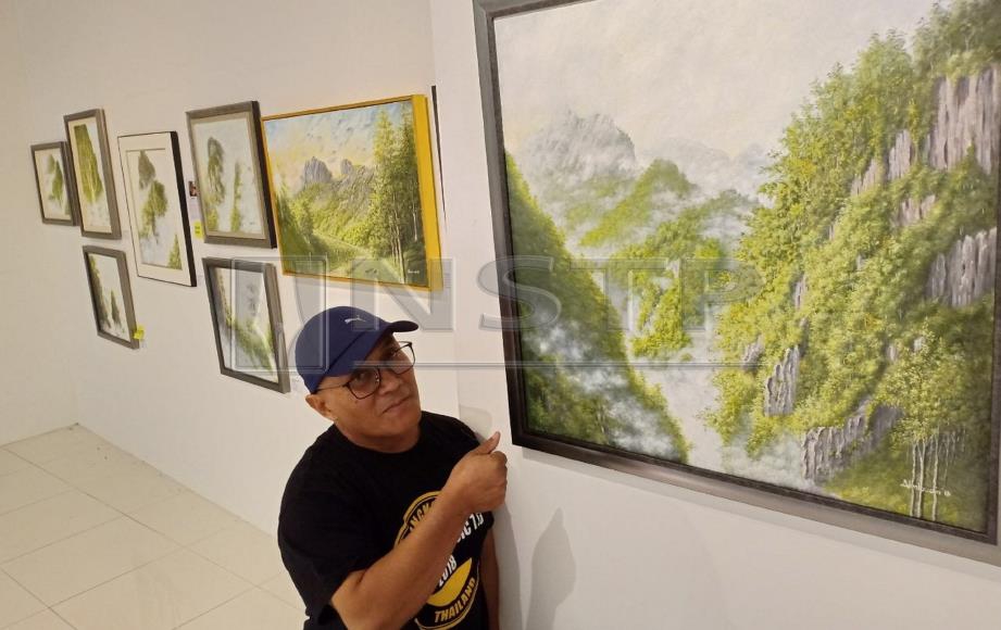 ABDUL Halim bersama lukisan gunung berkabus di Pameran Lukisan 12 Heart and Souls di Wangsa Walk Mall, Kuala Lumpur. FOTO Ahmad Rabiul Zulkifli.