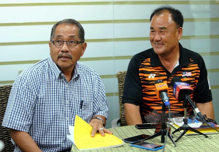 ABDUL Hamid  (kiri) bersama Pengarah Teknikal Kejurulatihan Persatuan Memanah Kebangsaan Malaysia, Lee Jae-Hyung pada sidang media selepas mesyuarat jawatankuasa bekerja sukan memanah, minggu lalu.  - FOTO Saifullizan Tamadi