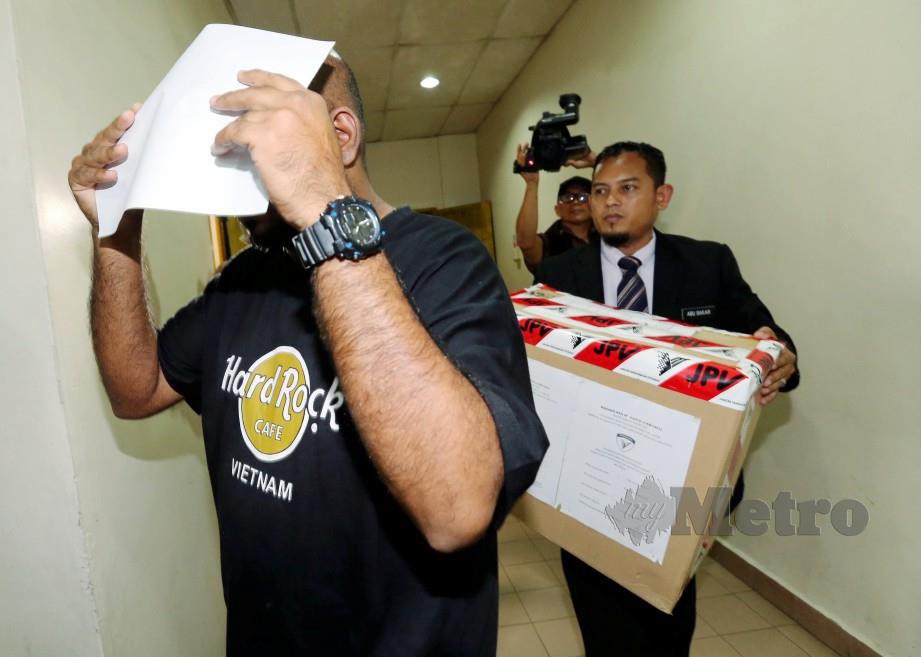 ABDUL Malik didenda RM5,000 oleh Mahkamah Majistret Johor Bahru selepas mengaku bersalah memiliki  245 kilogram karkas lembu yang tidak disembelih. FOTO Zain Ahmed