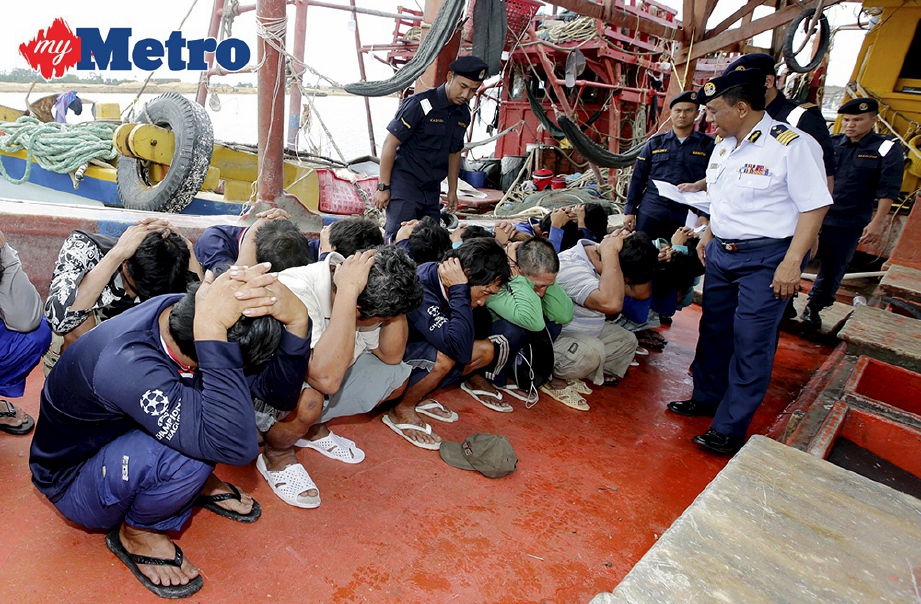 RAHIM (kanan) memeriksa nelayan asing yang ditangkap dalam operasi APMM di perairan Terengganu. FOTO/ROZAINAH ZAKARIA