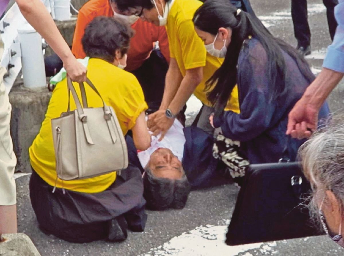 TANGKAP layar daripada video menunjukkan Abe diberi bantuan kecemasan. FOTO Kyodo/ Reuters 