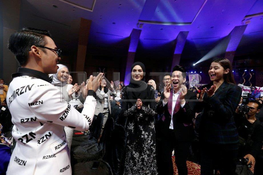 Reaksi Wany Hasrita diumumkan sebagai penerima Anugerah Bintang Paling Popular. FOTO SURIANIE MOHD HANIF