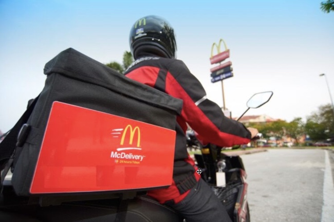 Tahun ini, McDonald’s bekerjasama dengan beberapa selebriti tanah air untuk menghantar hidangan McDonald’s di tahun baharu. - FOTO Hiasan